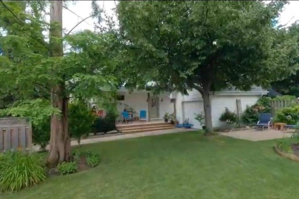 Garden 2 Storey House ไนแอการาฟอลส์ ภายนอก รูปภาพ